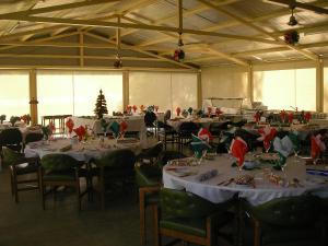 Tocumwal Golf Resort في توكوموال: قاعة احتفالات كبيرة مع طاولات وكراسي مع ديكورات عيد الميلاد