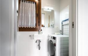 bagno con lavandino e lavatrice di Amazing Apartment In O Rosal With Kitchen a Rosal