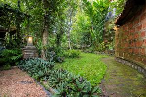 a garden with a brick wall and a light in a yard at Swasthi Serviced Villa in Kanjirapalli