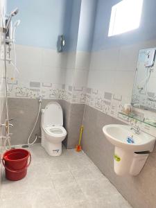 een badkamer met een toilet en een wastafel bij NHÀ NGHỈ TÂM AN in Châu Thành