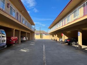 ein leerer Parkplatz in einem Gebäude mit geparkt in der Unterkunft Deluxe Inn LA in Los Angeles