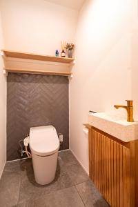 łazienka z toaletą i umywalką w obiekcie A-Frame House Minami Karuizawa - Vacation STAY 58046v w mieście Karuizawa