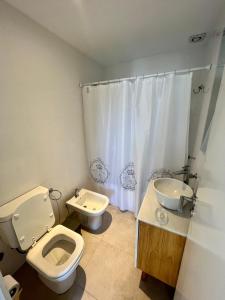 uma casa de banho com um WC e um lavatório em Roca Trust II Semipiso de 3 ambientes para 4 personas en zona güemes con cochera em Mar del Plata