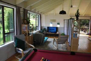 TV a/nebo společenská místnost v ubytování Kea Ridge Lodge