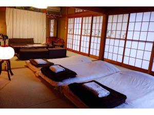 TakemiyaにあるKumamoto Farm Stay - Vacation STAY 12032vの窓のある部屋にベッド3台が備わる部屋