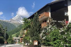 ツェルマットにあるPhoenix Studio - Haus Astral - Zermattの山を背景にしたスキー場