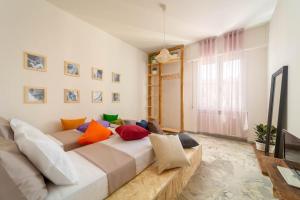Χώρος καθιστικού στο Living Florinda Apt. (3' to Airport, 9' to Center)