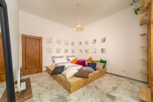 Χώρος καθιστικού στο Living Florinda Apt. (3' to Airport, 9' to Center)