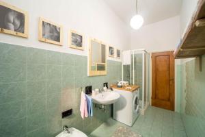 Ένα μπάνιο στο Living Florinda Apt. (3' to Airport, 9' to Center) +6 φωτογραφίες