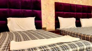 Ένα ή περισσότερα κρεβάτια σε δωμάτιο στο Karachi Guest House