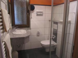 Koupelna v ubytování Hotel zur Burg Nürburg