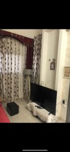 TV at/o entertainment center sa Very nice apartment with view of all the old city