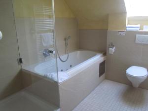 Koupelna v ubytování Hotel zur Burg Nürburg