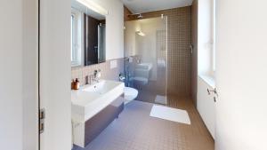 Koupelna v ubytování Family Apartment Sot Lantsch-Lenzerheide for 6 persons + 15 fotografií