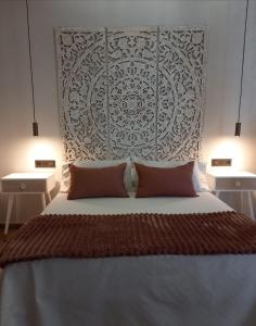 Tempat tidur dalam kamar di Suite con Jacuzzi de la Haya, junto al Teatro Romano