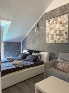un soggiorno con letto e divano di PALMandre (Pag Apartment Luxurious) a Mandre