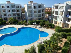 Pemandangan kolam renang di Aqua marine - Comfortable 1 bedroom apartment with pool & garden view atau berdekatan