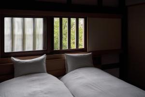 滔々 日本郷土玩具館 蔵の宿 toutou, Gangukan Kura no Yado客房内的一张或多张床位