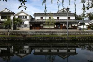 仓敷滔々 日本郷土玩具館 蔵の宿 toutou, Gangukan Kura no Yado的靠近水体的建筑物 更多36张照片