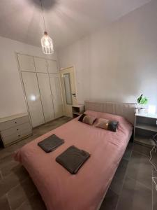 ein Schlafzimmer mit einem großen Bett mit zwei Kissen darauf in der Unterkunft Joanna Court rooms in Larnaka