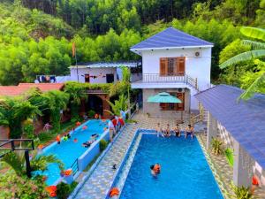 Πισίνα στο ή κοντά στο Phong Nha Hillside View Bungalow