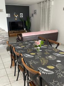Photo de la galerie de l'établissement Maison entière 4 lits 8 pl avec jacuzzi proche du safari de Peaugres, à Anneyron