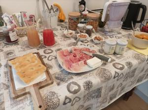 Jedlo v ubytovaní bed & breakfast alebo blízkom okolí