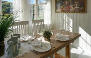 En restaurant eller et spisested på 4 Bedroom Beautiful Home In Farsund