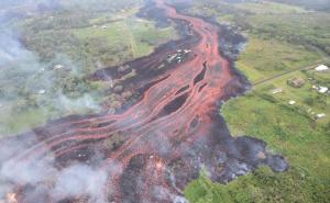 eine Luftansicht eines Feuers auf einem Berg in der Unterkunft Puna Pod in Pahoa