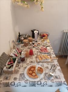 Jedlo v ubytovaní bed & breakfast alebo blízkom okolí