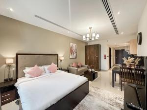 Postel nebo postele na pokoji v ubytování Luton Vacation Homes - Elite Residence Downtown, Dubai