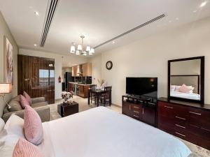 TV a/nebo společenská místnost v ubytování Luton Vacation Homes - Elite Residence Downtown, Dubai
