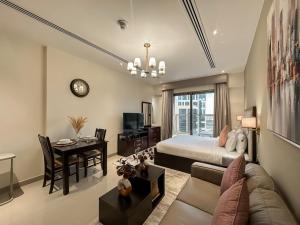 TV a/nebo společenská místnost v ubytování Luton Vacation Homes - Elite Residence Downtown, Dubai
