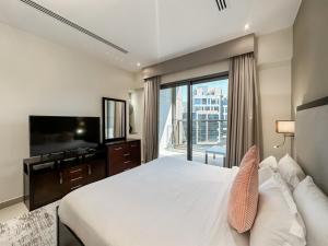 Postel nebo postele na pokoji v ubytování Luton Vacation Homes - Elite Residence Downtown, Dubai