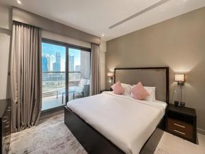 Postel nebo postele na pokoji v ubytování Luton Vacation Homes - Elite Residence Downtown, Dubai