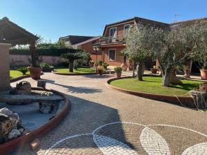 une cour avec une fontaine au milieu d'une maison dans l'établissement Villa Ines, à Ardea