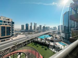 Bazén v ubytování Luton Vacation Homes - Elite Residence Downtown, Dubai nebo v jeho okolí