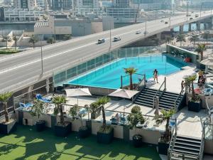 Výhled na bazén z ubytování Luton Vacation Homes - Elite Residence Downtown, Dubai nebo okolí