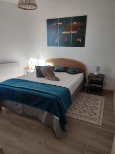 - une chambre avec un lit et une couverture bleue dans l'établissement Casa Del Cargol terrasse plein sud avec vue et garage, à Font-Romeu-Odeillo-Via