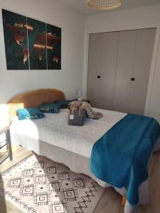 sypialnia z łóżkiem z niebieską kołdrą w obiekcie Casa Del Cargol terrasse plein sud avec vue et garage w mieście Font-Romeu-Odeillo-Via