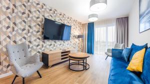 Televízia a/alebo spoločenská miestnosť v ubytovaní Apartament z 2 sypialniami Elegant Lux 18 E Perłowa Przystań - Holiday City