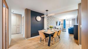 Televízia a/alebo spoločenská miestnosť v ubytovaní Apartament z 2 sypialniami Elegant Lux 18 E Perłowa Przystań - Holiday City