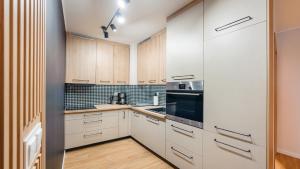 Kuchyňa alebo kuchynka v ubytovaní Apartament z 2 sypialniami Elegant Lux 18 E Perłowa Przystań - Holiday City