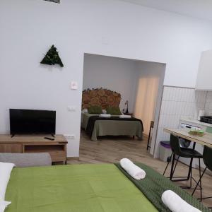 A bed or beds in a room at Avocado Suite by Alhaurín Loft City Center