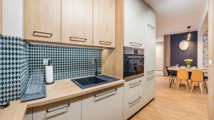 Kuchyňa alebo kuchynka v ubytovaní Apartament z 2 sypialniami Elegant Lux 18 E Perłowa Przystań - Holiday City