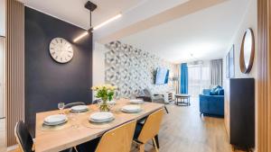 Posedenie v ubytovaní Apartament z 2 sypialniami Elegant Lux 18 E Perłowa Przystań - Holiday City