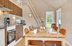 Kuchyň nebo kuchyňský kout v ubytování Hytteby – Hanstholm Camping – Thy Feriepark