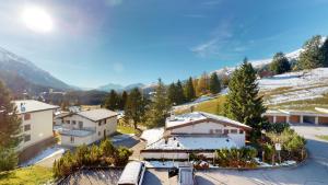 een luchtzicht op een dorp in de bergen bij Ski in-Ski out Apartment Luscheina-Lenzerheide in Valbella