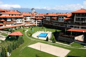 - une vue sur un complexe d'appartements avec une aire de jeux dans l'établissement The Tower - Lovely apartment @ Bansko Royal Towers, à Bansko