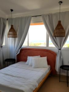 łóżko w pokoju z dużym oknem w obiekcie לוויס פלייס levis place 52 w Ejlat